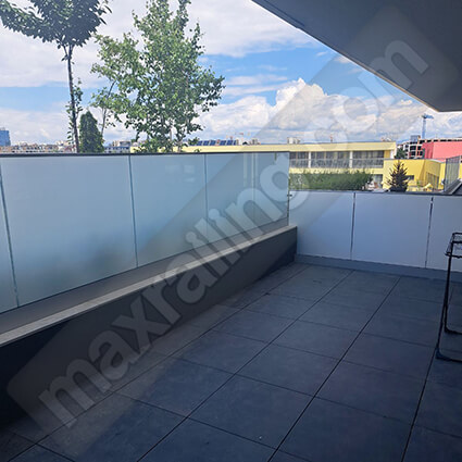 Стъклен парапет по тераси с алуминиев профил основа